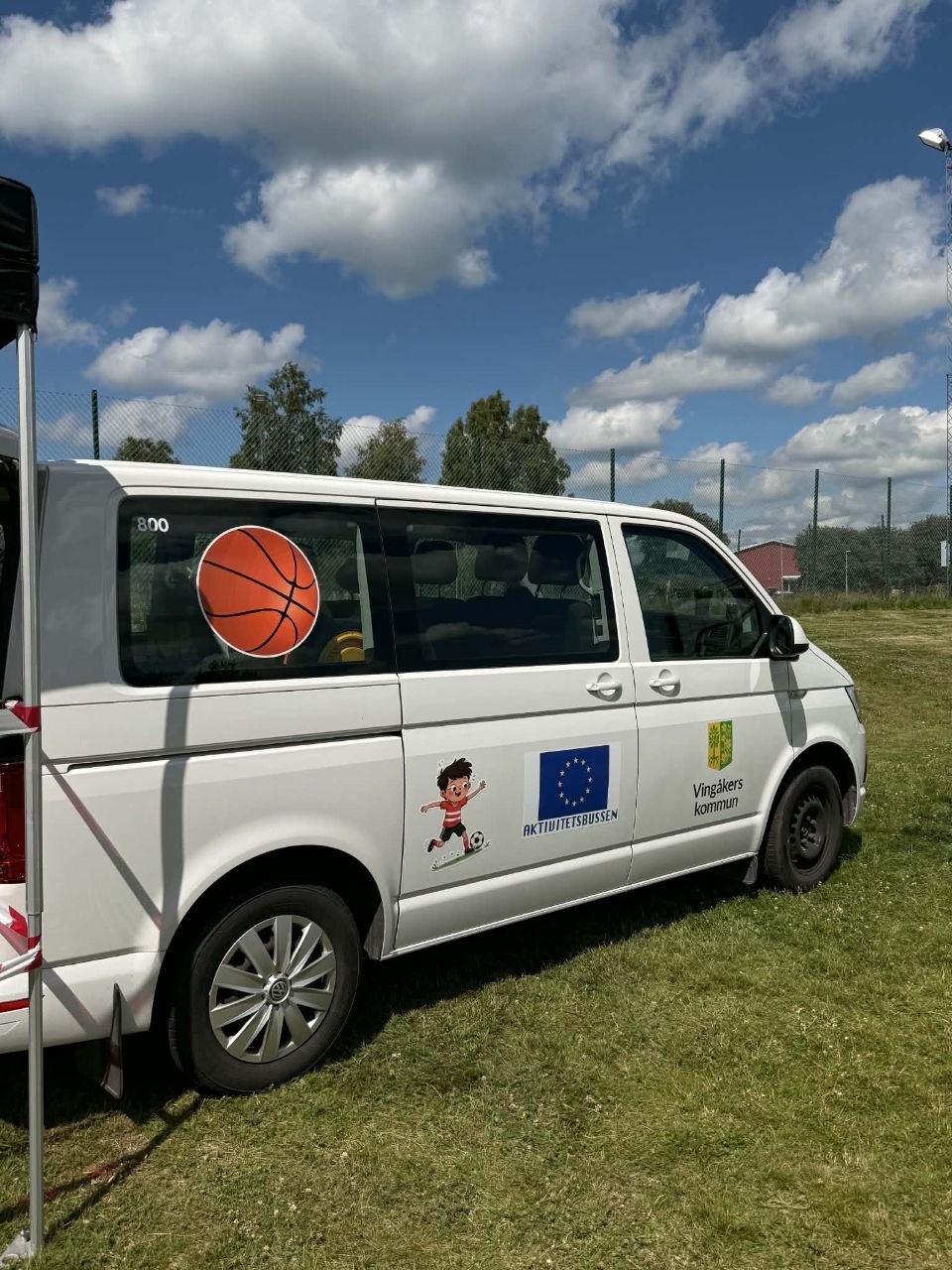 Foto av Vingåkers kommuns Aktivitetsbuss vid aktivitetsyta